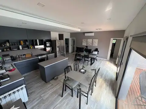 Casa en Venta con 3 cocheras