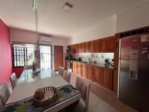Casa en Venta con 3 cocheras