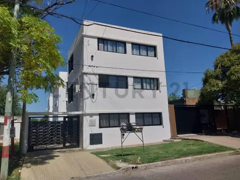 67 entre 135 y 136 2000, Piso 0
