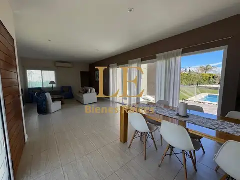 VENTA CASA CON PILETA