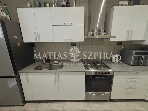 Casa en Alquiler con 3 cocheras