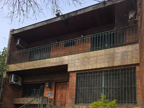 VENTA - SOLIDA Y LUMINOSA CASA EN VILLA DEL PARQUE DE CUATRO AMBIENTES. GARAGE P