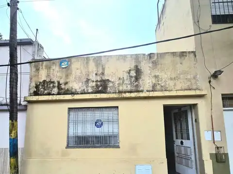 Casa al frente a reciclar 2 dormitorios 