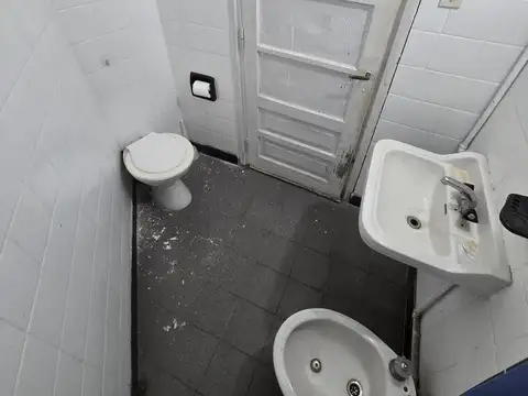 Casa al frente a reciclar 2 dormitorios
