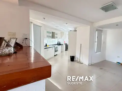 Casa en Alquiler con 2 cocheras