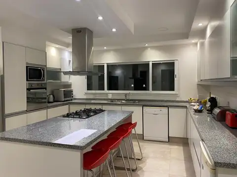 Casa 5 ambientes con 3 baños