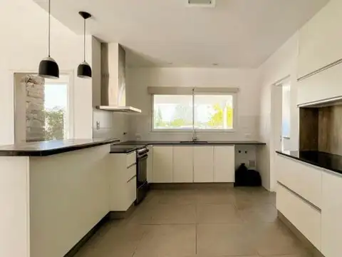 Casa 4 ambientes con 3 baños