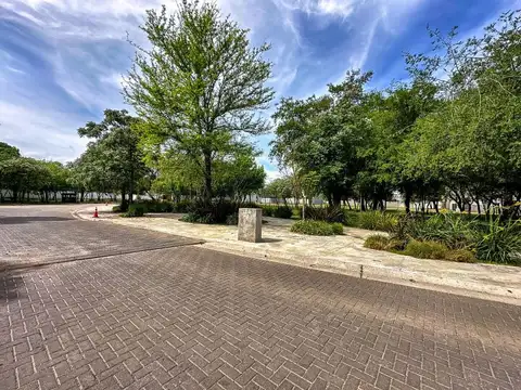 Lote en venta 360 m² apto dúplex en barrio cerrado La Luisita, Zona Sur
