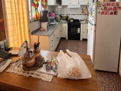 CASA EN VENTA | CÓMODA Y FUNCIONAL | CON COCHERA.