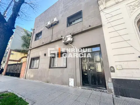 VENTA PH EN PLANTA BAJA DE 4 AMBIENTES CON JARDIN Y QUINCHO