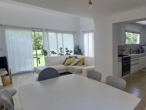 Casa en Alquiler en City Bell [Cod: 900]