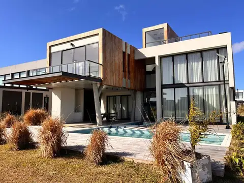 Casa de 507m2 en Greenville Polo & Resort, Hudson, Berazategui, Provincia de Buenos Aires, Argentina.