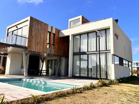 Casa de 507m2 en Greenville Polo & Resort, Hudson, Berazategui, Provincia de Buenos Aires, Argentina.