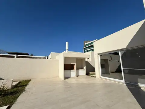 VENTA: Casa de tres dormitorios con pileta y cocheras, en Sant Josep, Fisherton, Rosario