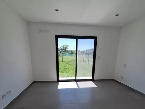 Casa 4 ambientes con 2 baños