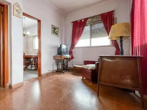 Laprida  al 2500, entre O'higgins y Warnes