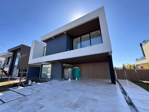 Casa en Alquiler con 1 cochera