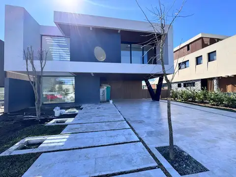 Casa 8 ambientes con 7 baños