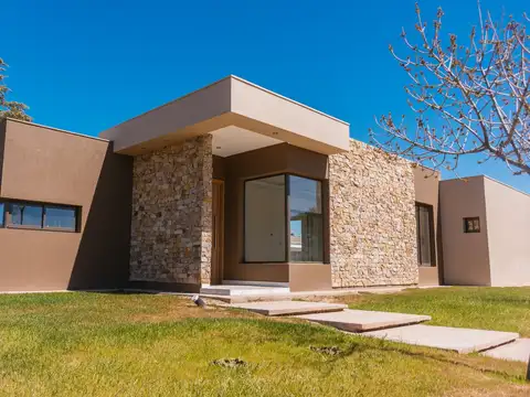 Casa en venta barrio privado yrigoyen