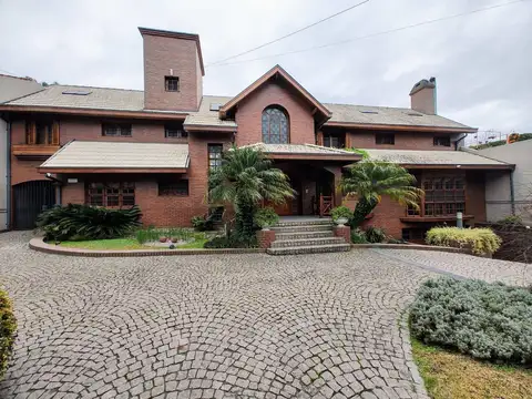 CASA EN QUILMES, 8 AMB, sobre Barranca