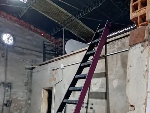Galpón 340 m² en alquiler sobre Av. H. Yrigoyen, José C. Paz — 5 m libres