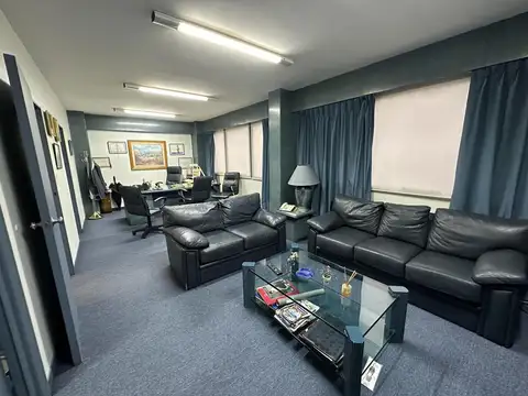 Oficina 9 ambientes con 3 baños