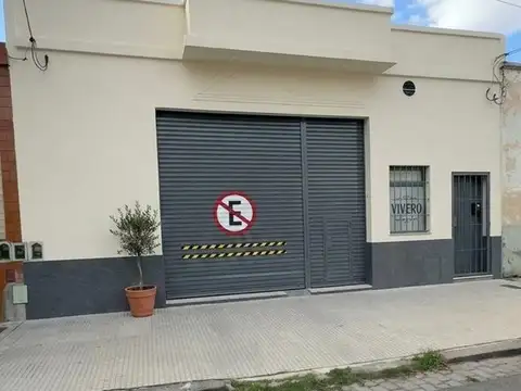 Casa con local a la calle