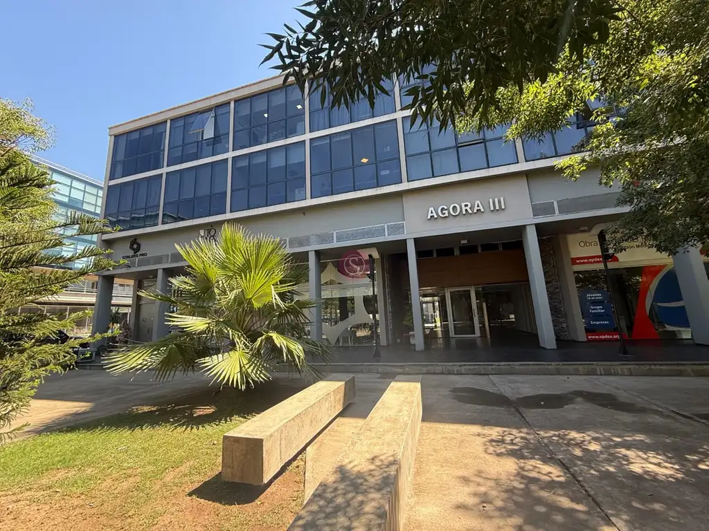 Agora III, 46 Plaza 100