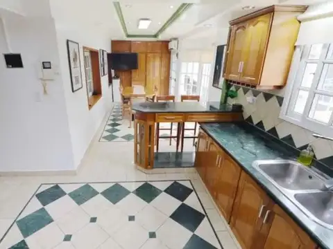 Casa 6 ambientes con 3 baños