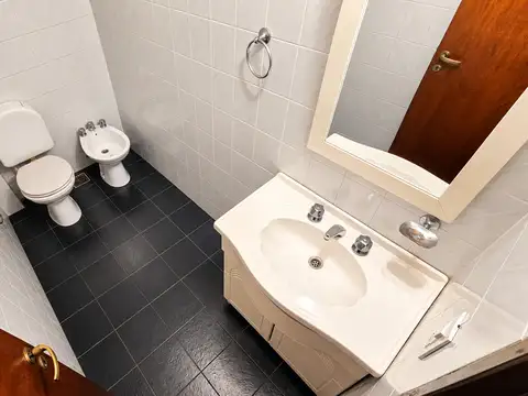 DUPLEX EN VENTA EN BANFIELD - 2 DORMITORIOS, ESPACIO PARA AUTO, BALCONES Y DECK