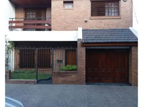 Excelente Propiedad En Dos Plantas Con Parque Y Parrilla