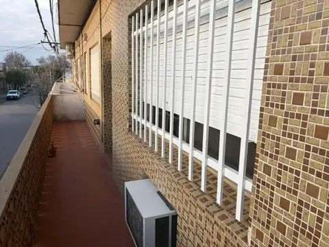 Alquiler amplia casa en planta alta.