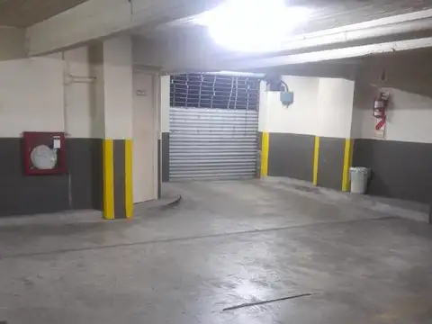Cochera Fija y Cubierta en 1er Sub por Montacargas