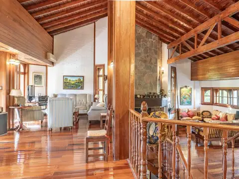 Casa en Alquiler con 2 cocheras