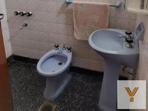 Casa 5 ambientes con 2 baños