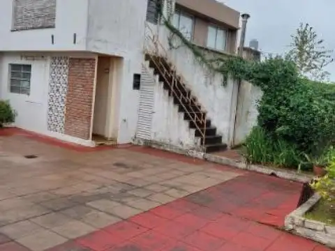 Casa en venta - 4 Dormitorios 2 Baños - Luján
