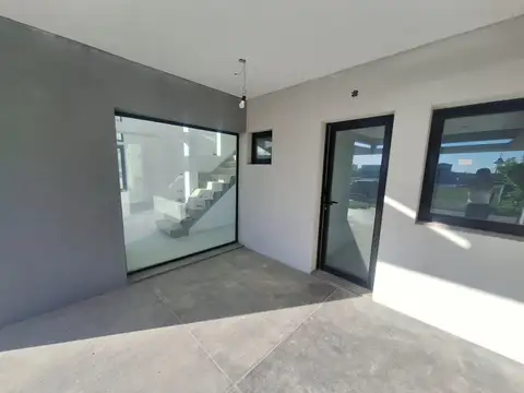 Casa 5 ambientes con 4 baños