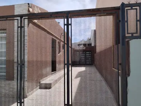 CASA EN Bº ROCA: 3 DORM SUITE, QUINCHO MAS GARAGE