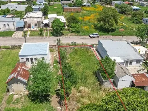 Terreno alto y nivelado.  Buena ubicación