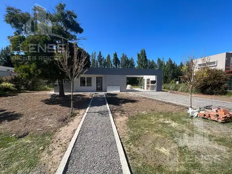 Casa 3 ambientes en venta y alquiler - Tenis Lawn Club Verónica - 90 km de la ciudad de La plata