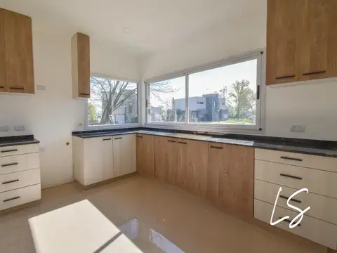 Casa en Venta con 4 cocheras