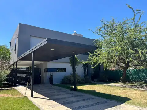 Casa en Venta 3 dormitorios Barrio las Cañitas apto crédito