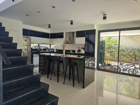 Casa en Venta con 4 cocheras