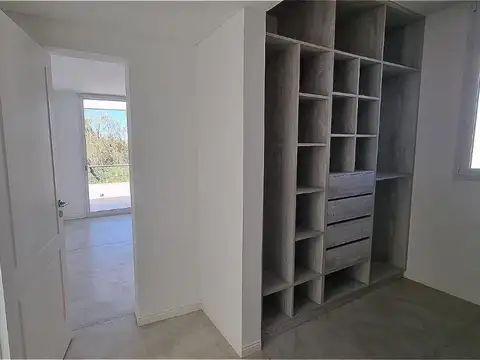 Casa en Alquiler con 3 cocheras