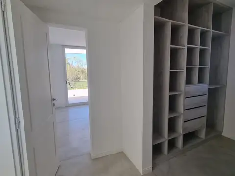 Casa en Alquiler con 3 cocheras