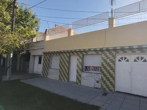 EXCELENTE CASA 4 AMB C/PATIO, JARDIN, COCHERA Y TERRAZA!