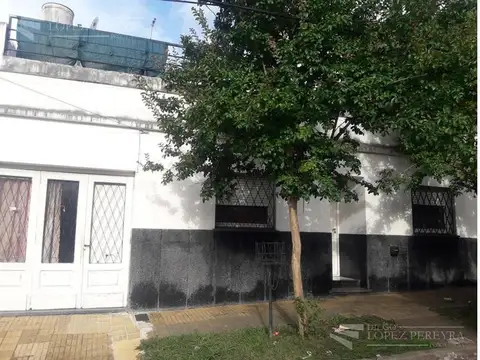 CASA AL FRENTE CON PATIO EN OLIVOS