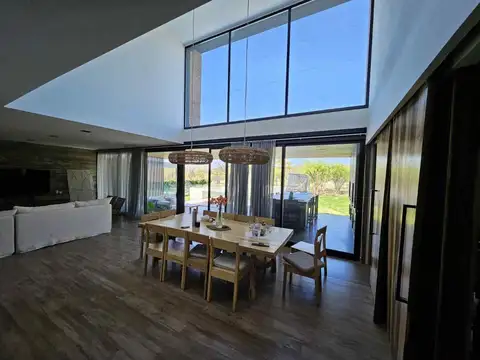 Casa 8 ambientes con 4 baños