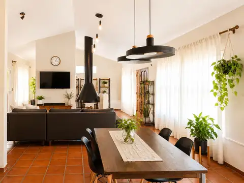 Casa en Venta con 3 cocheras