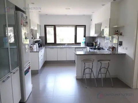 Casa 5 ambientes con 4 baños